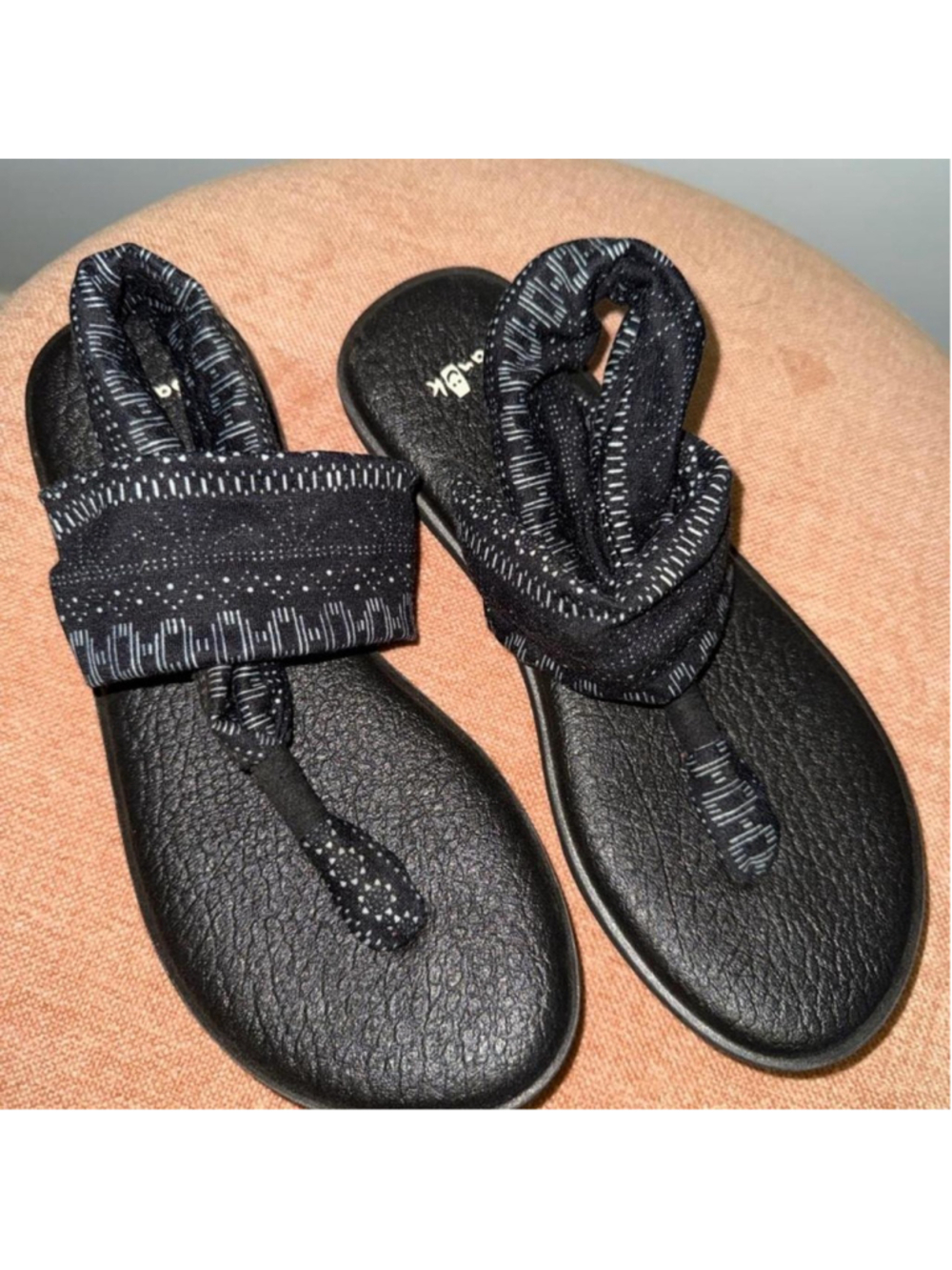 Sanuk Black Patterned Wrap Toe-Post Sandals